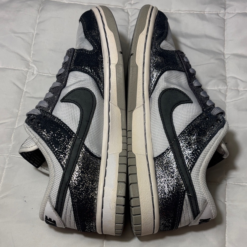 Nike Dunk Low - Golden Gals
Metallic Sliver (Women's) - Picture 5 of 12